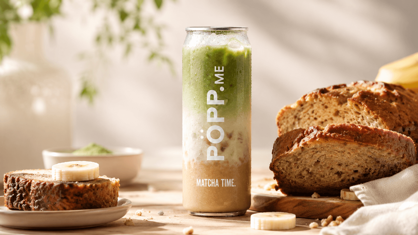 Cremiges Bananenbrot und eine eisgekühlte PÖPP Dose auf hellem Holztisch