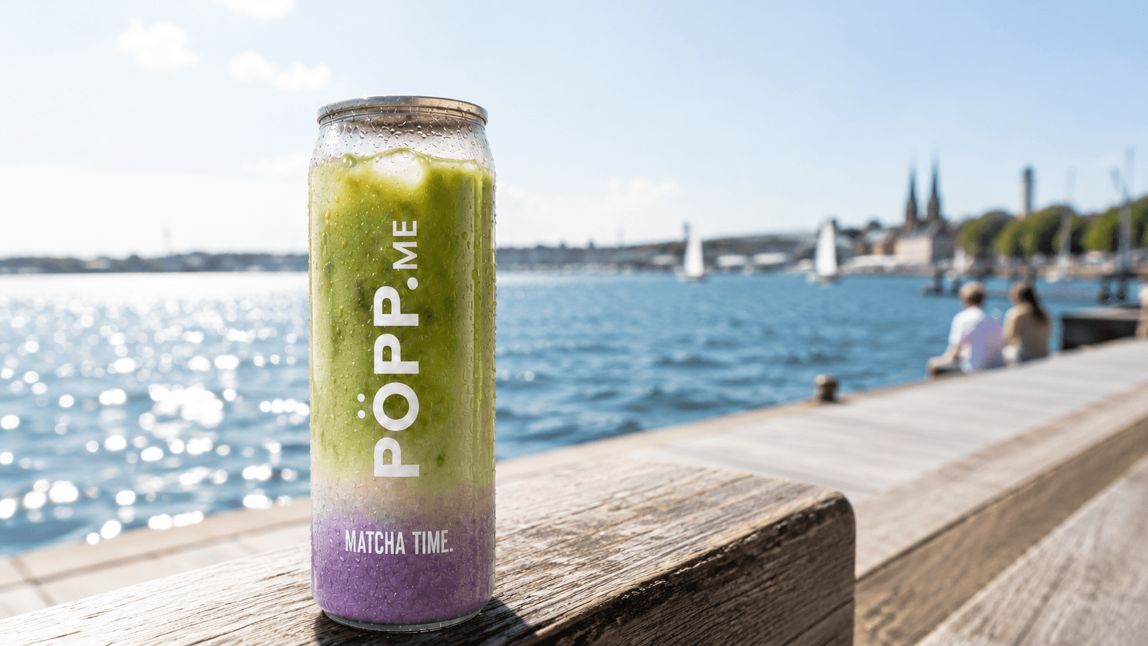 Blick auf die glitzernde Kieler Förde mit einer PÖPP Matcha-Dose im Vordergrund