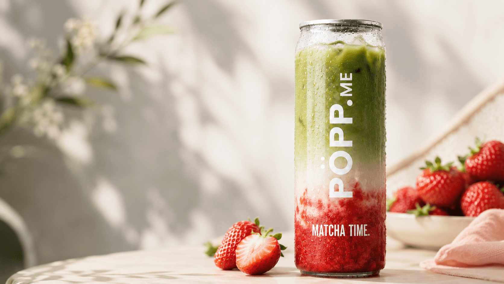 Die perfekte farbliche Schichtung von frischer Erdbeerbasis und smaragdgrünem Matcha